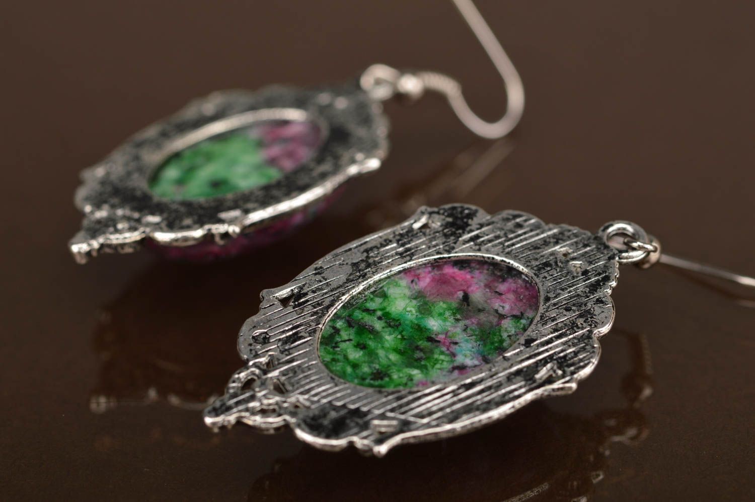 Boucles d'oreilles ovales pendantes en métal et pierre faites main roses photo 5