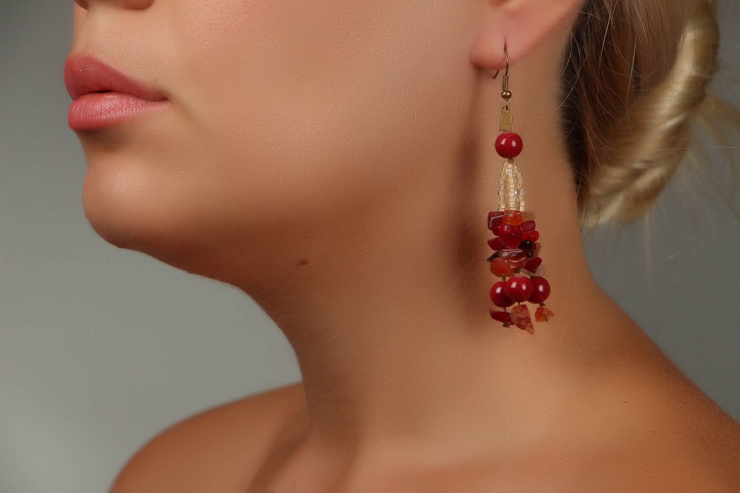 Rote Ohrringe aus natürlichen Steinen und Glasperlen foto 4
