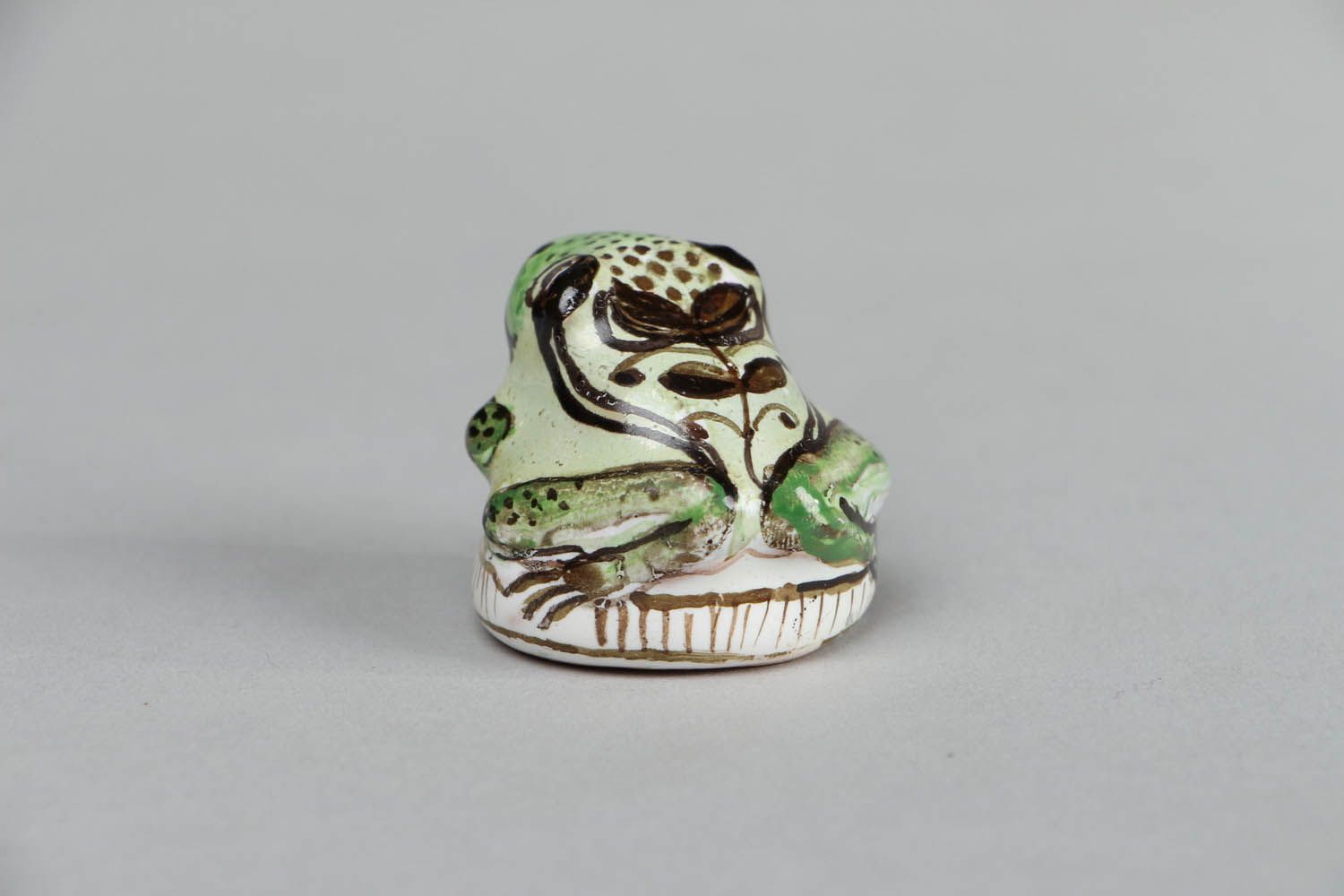 Figurine céramique en forme de grenouille modelée à main photo 2
