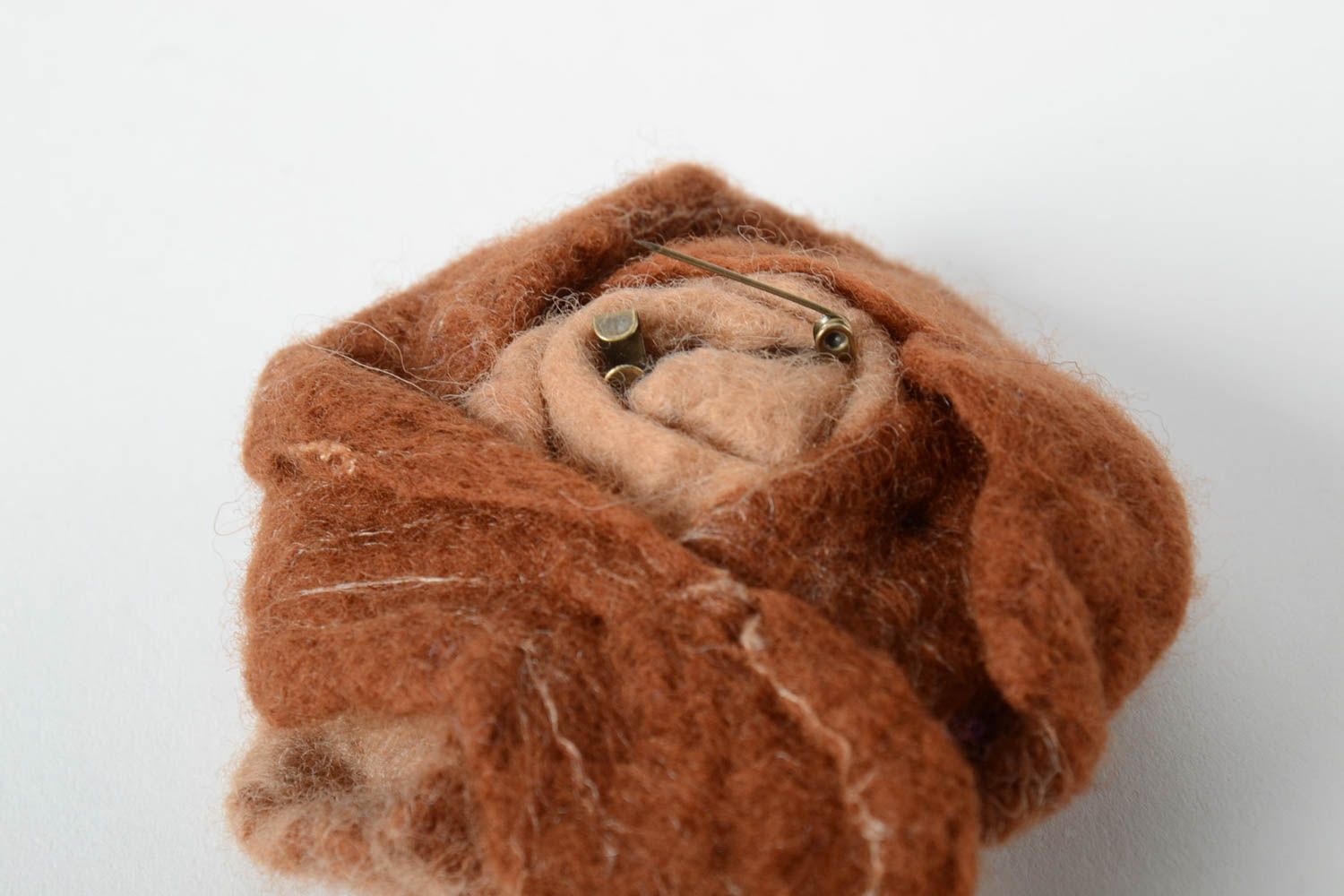 Braune Blume Brosche handgemachter Schmuck Accessoire für Frauen aus Wolle foto 4