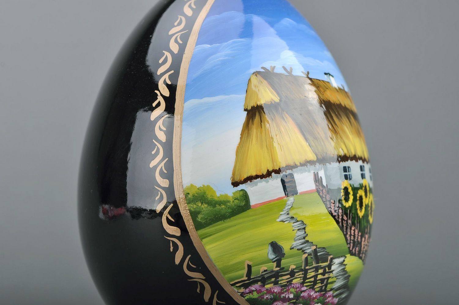 Dekoratives Ei auf Ständer Haus und Sonnenblumen foto 3
