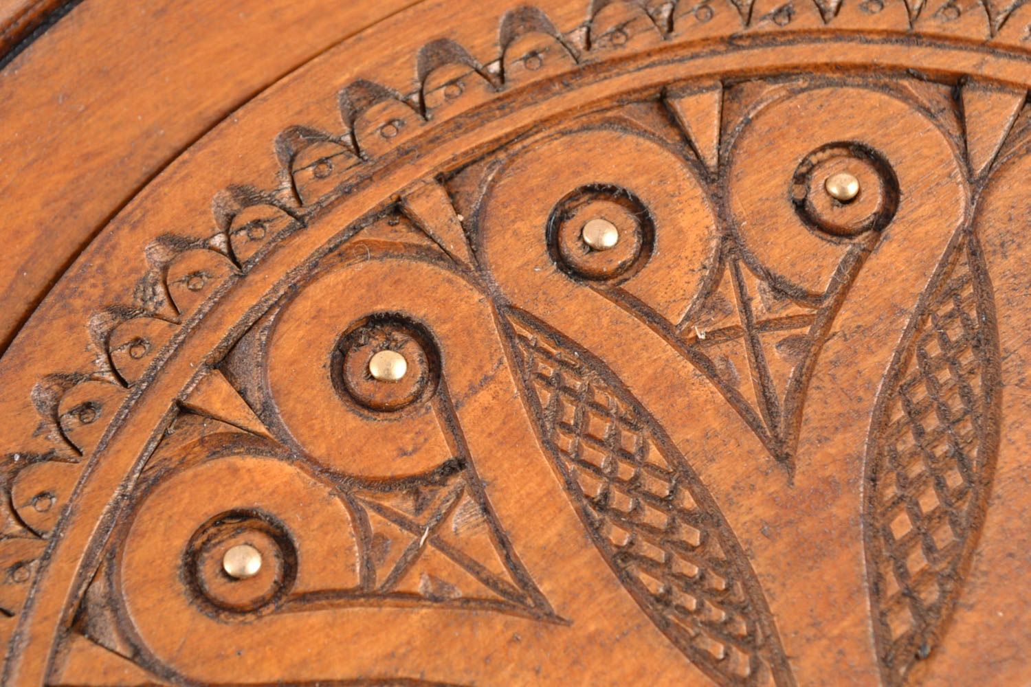 Настенная тарелка из дерева резная с инкрустацией бакунтами фото 3