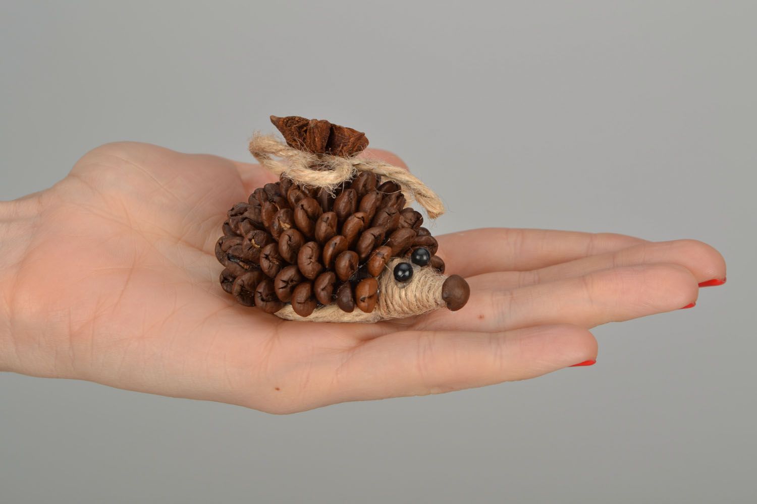 Figura artesanal de erizo de granos de café foto 2