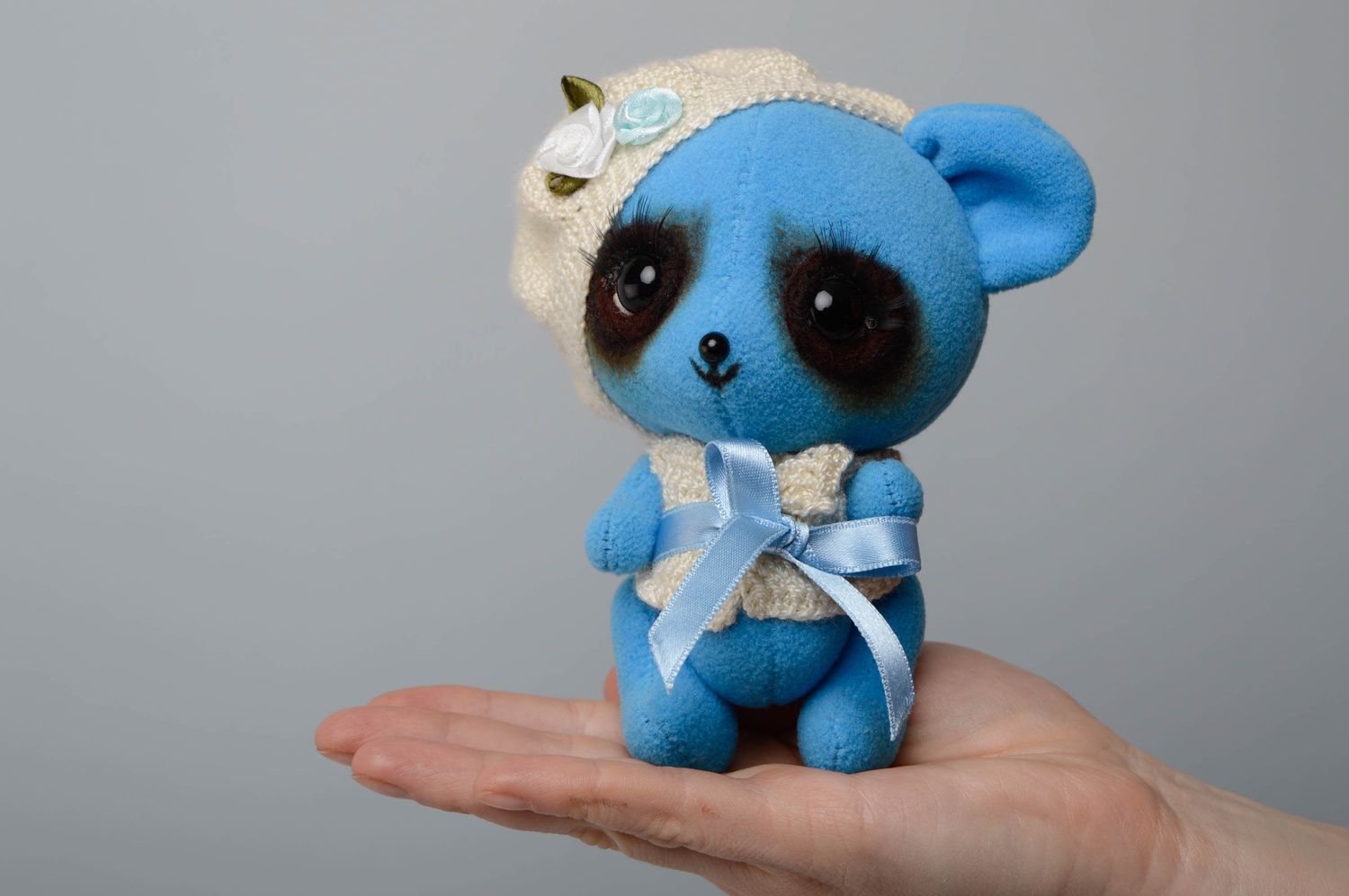 Игрушка голубая панда из флиса фото 3
