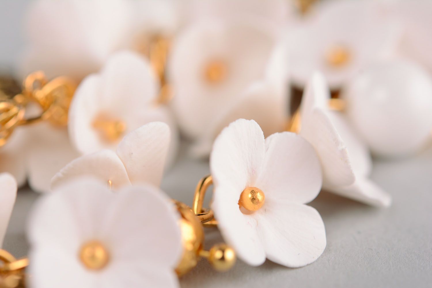 Weißes Armband aus Blumen foto 3
