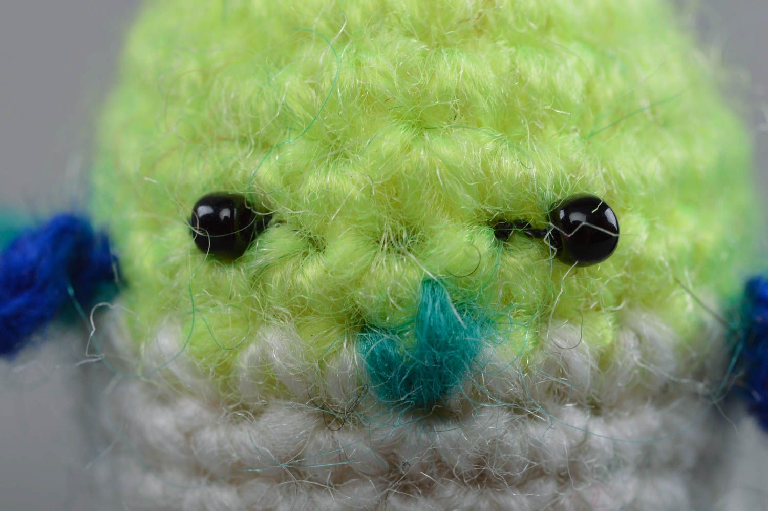 Jouet oiseau mésange tricoté en mi-laine petit de couleurs vives fait main photo 2