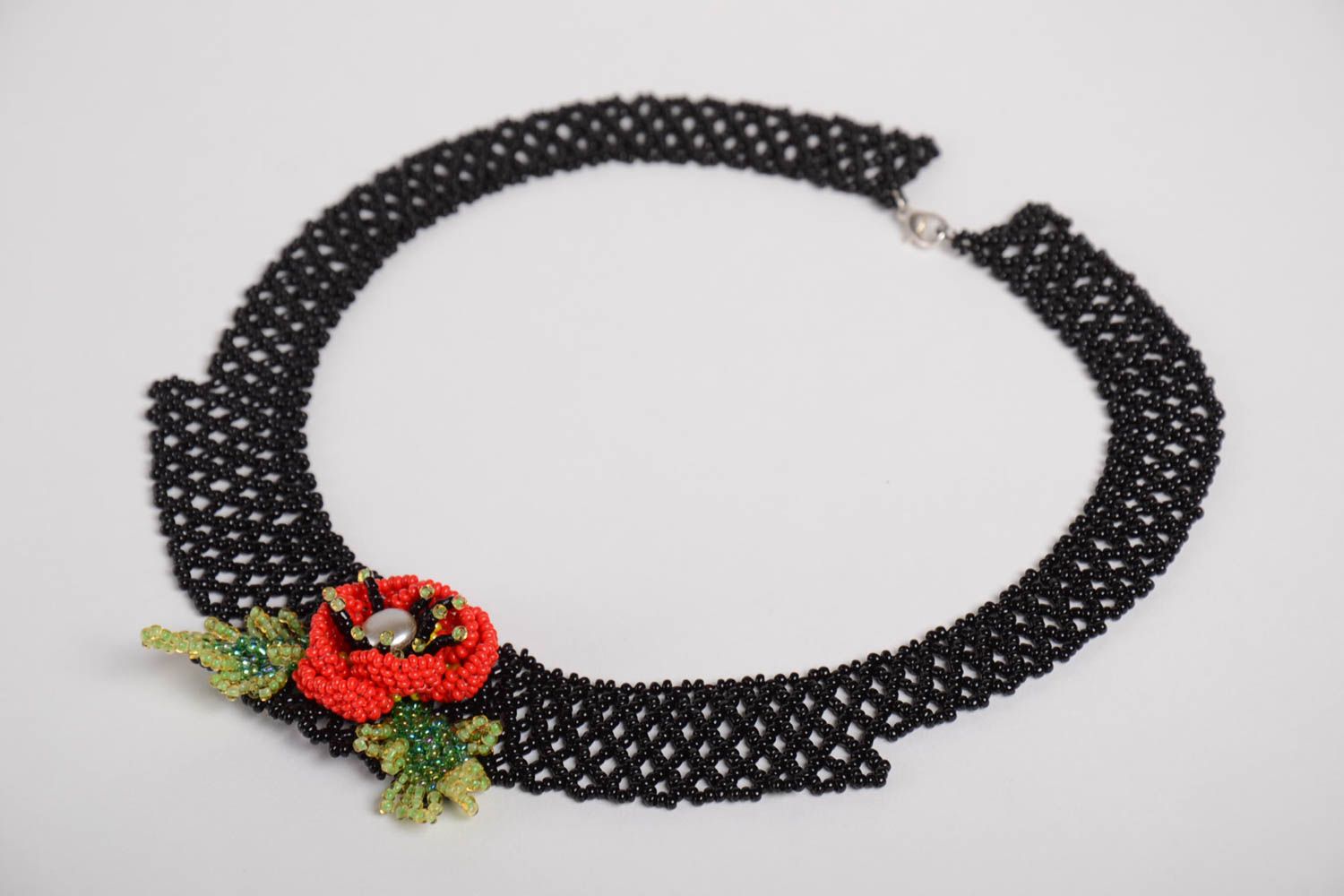 Breites Collier aus Glasperlen schwarz mit Mohnblume künstlerisch handgemacht foto 3