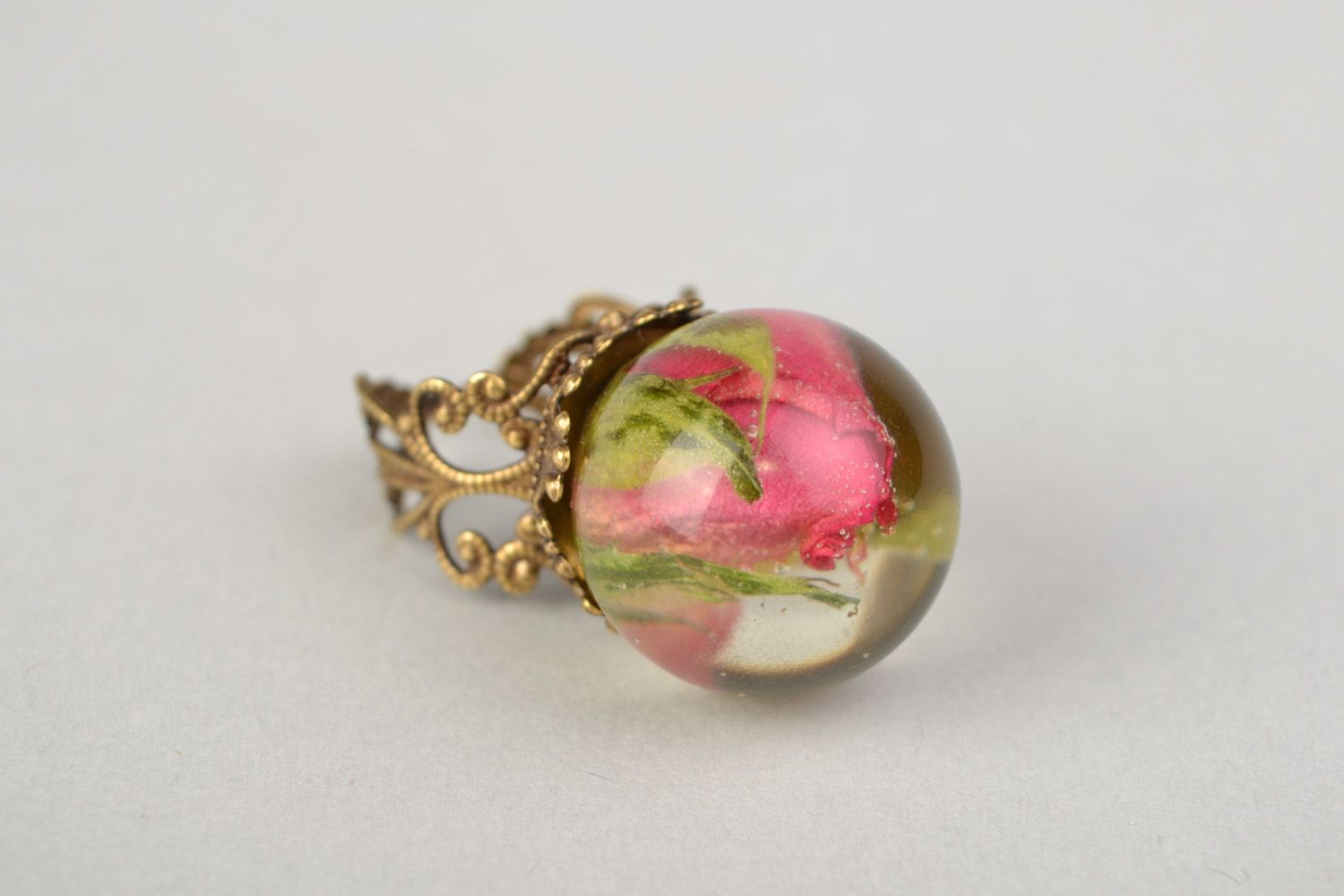 Перстень с живыми цветами в эпоксидной смоле и красивой фурнитурой хэнд мэйд фото 4