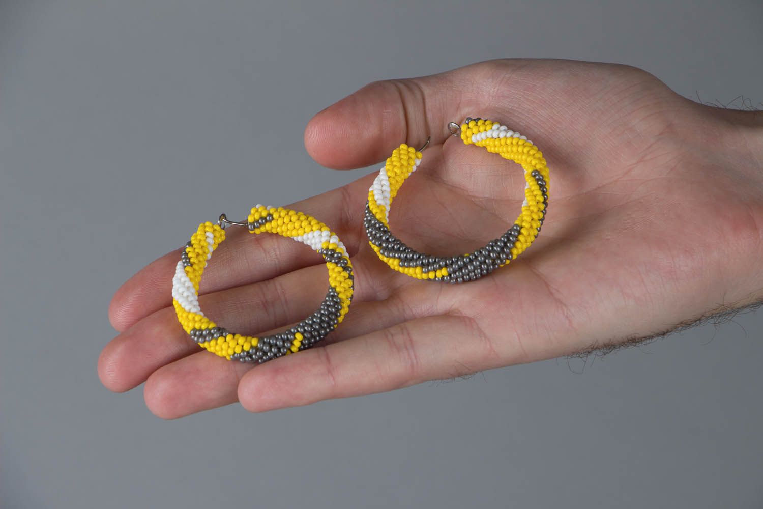 Brincos de miçangas em forma de anéis artesanais  foto 5
