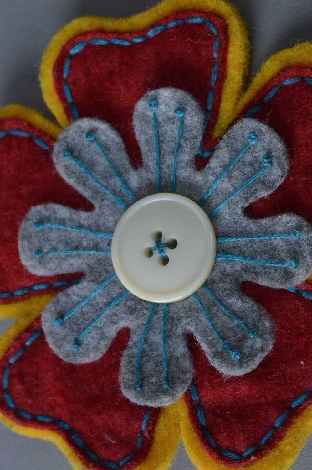 Broche de fieltro artesanal bonito multicolor con botón Verano foto 1
