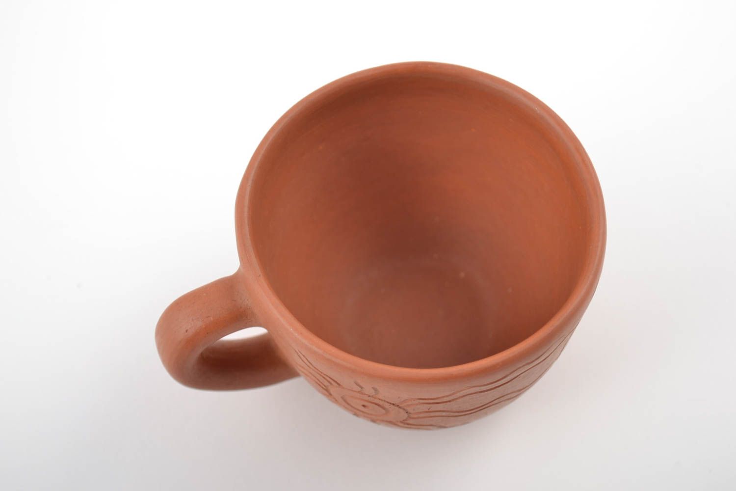 Taza de arcilla hecha a mano marrón con ornamento 100 ml foto 3