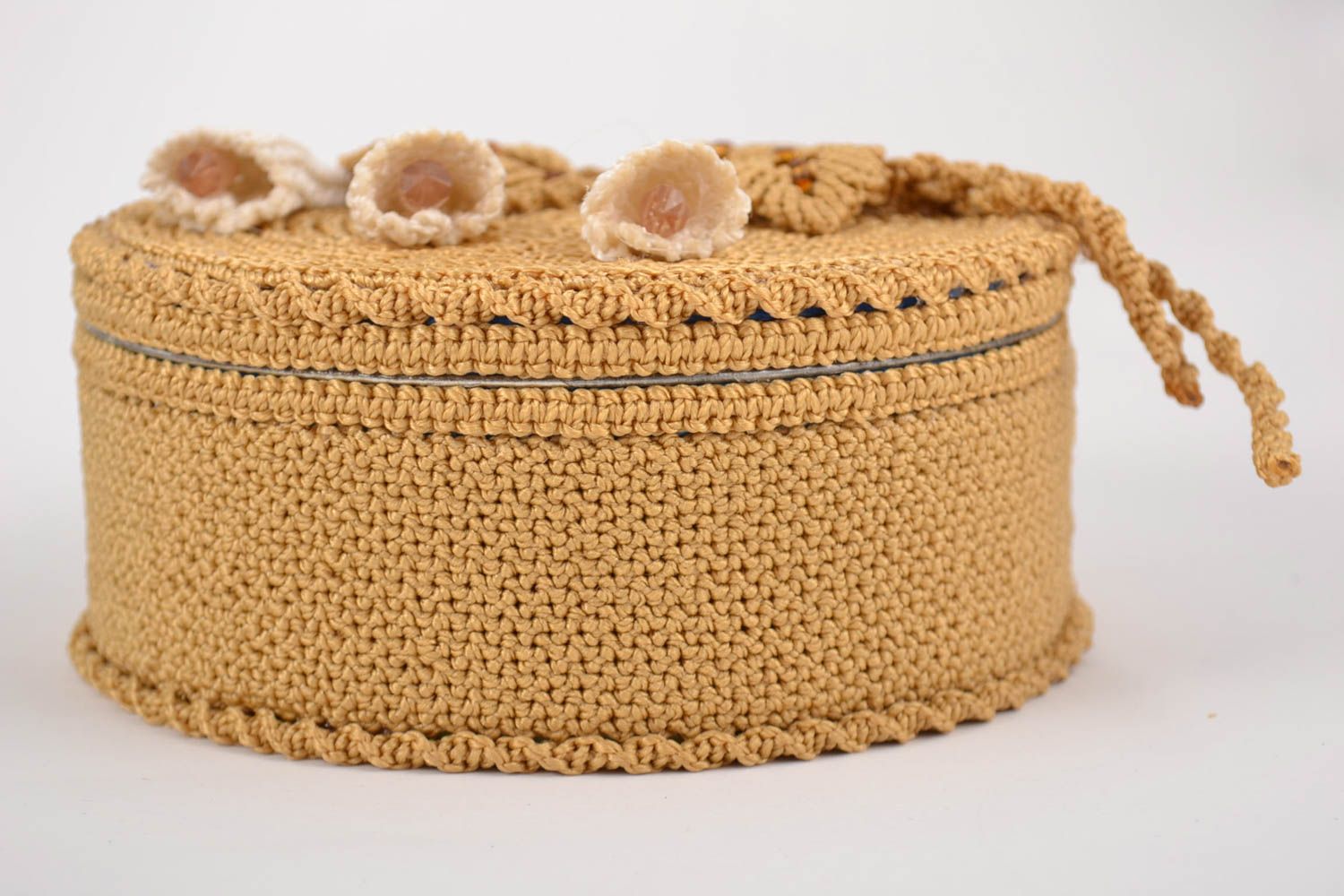 Handmade round macrame woven jewelry box with metal basis and removable lid photo 4
