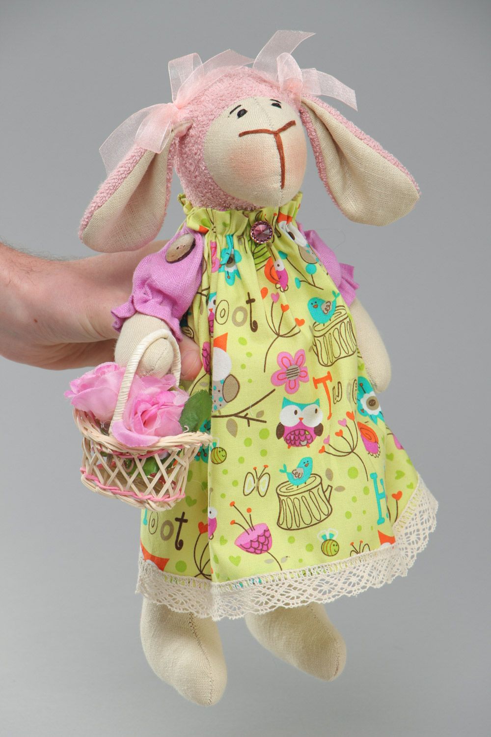 Nettes exklusives Kuscheltier Schaf handmade aus Leinen im Kleid mit einem Korb foto 5