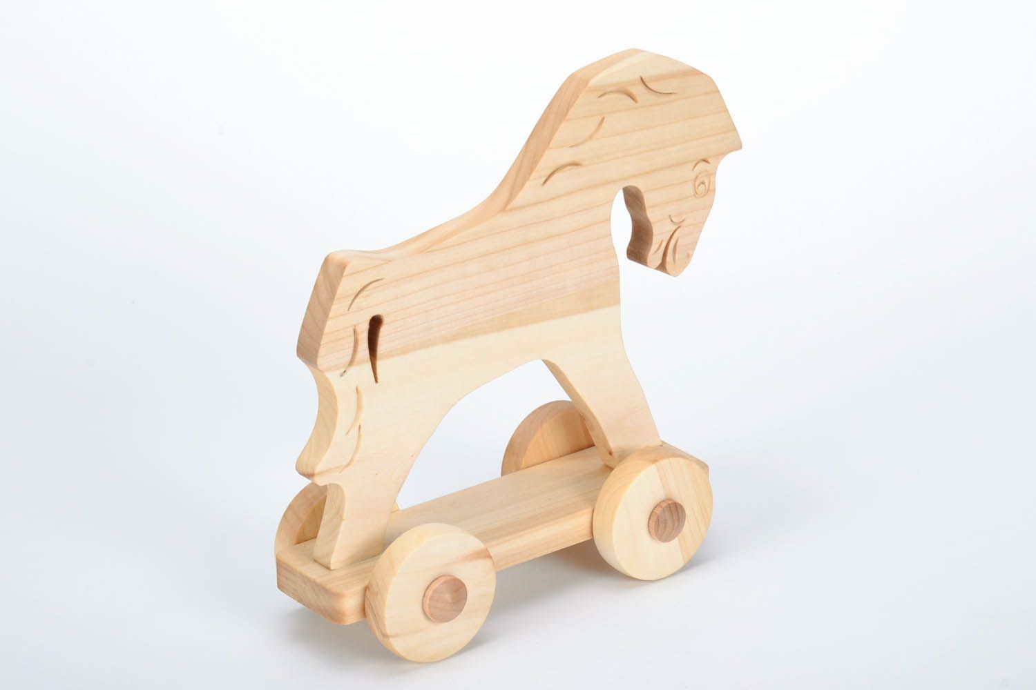 Pequeño caballo de madera de juguete foto 2