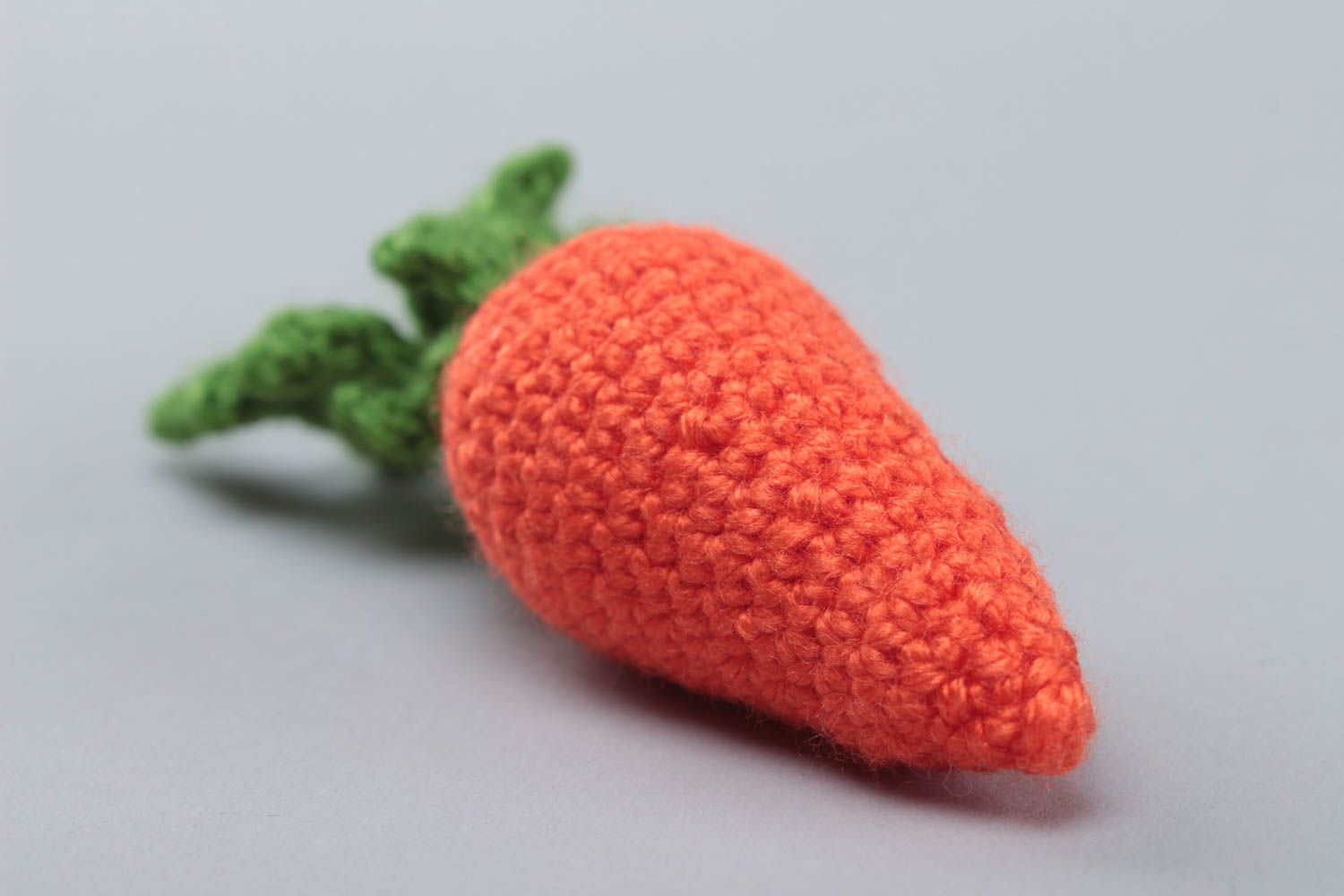 Petit jouet mou tricoté au crochet de fils acryliques fait main carotte photo 4