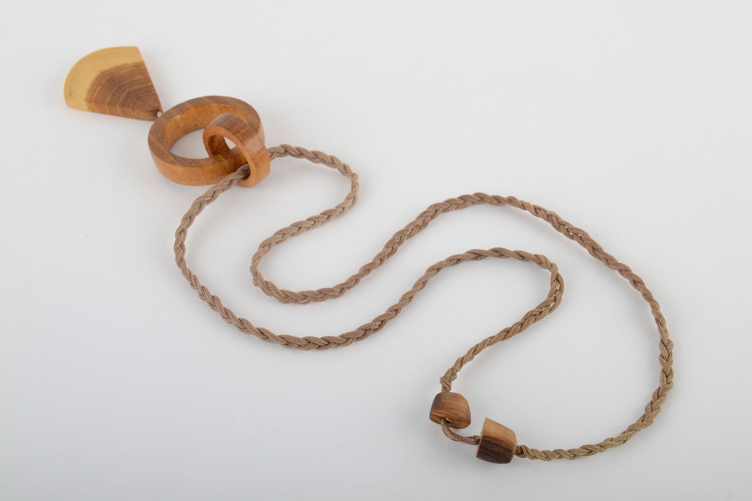 Ciondolo di legno decorativo fatto a mano pendente etnico amuleto di legno
 foto 4