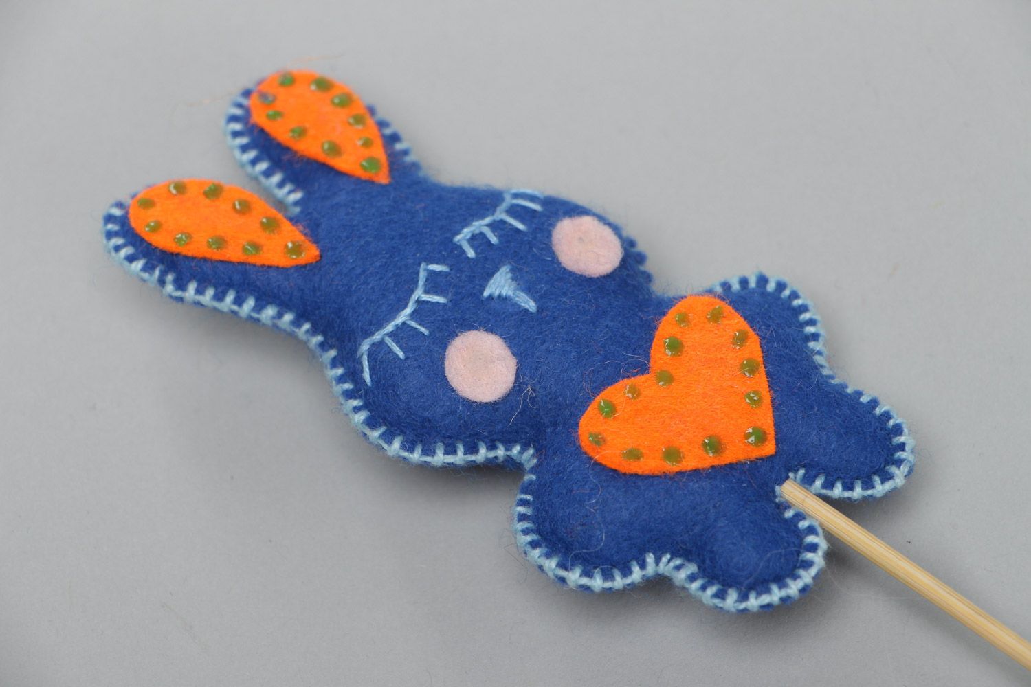 Игрушка заяц маленький синий из фетра на палочке декоративный ручной работы фото 3