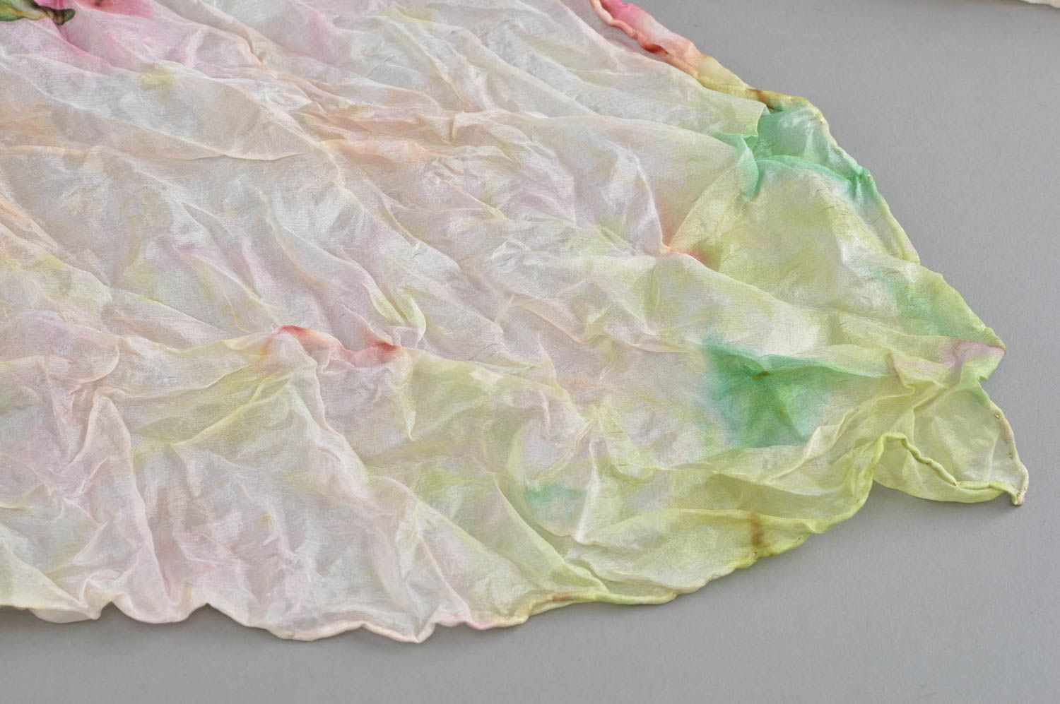 Шелковая шаль с цветами расписанная в технике холодного батика ручной работы фото 4