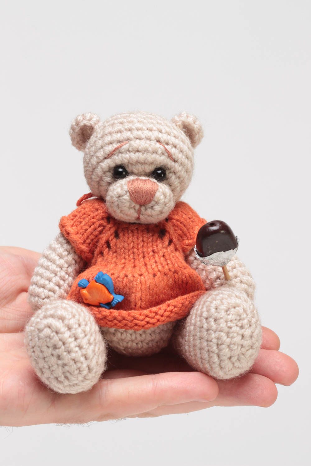 Мягкая вязаная игрушка мишка с конфетой ручной работы из акрила на подарок фото 5