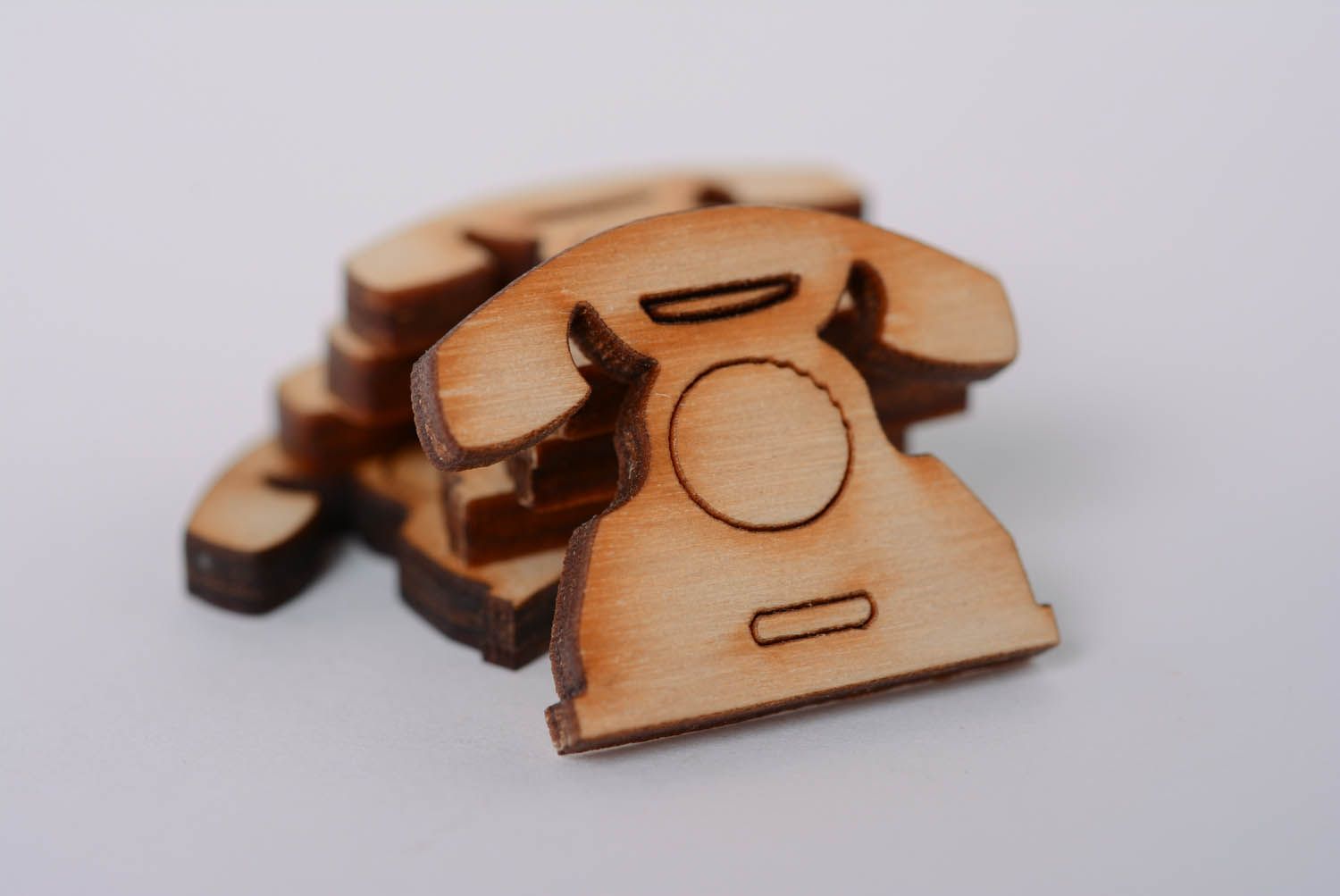 Holzklötzchen aus Blattholz in Form eines Telefons foto 5
