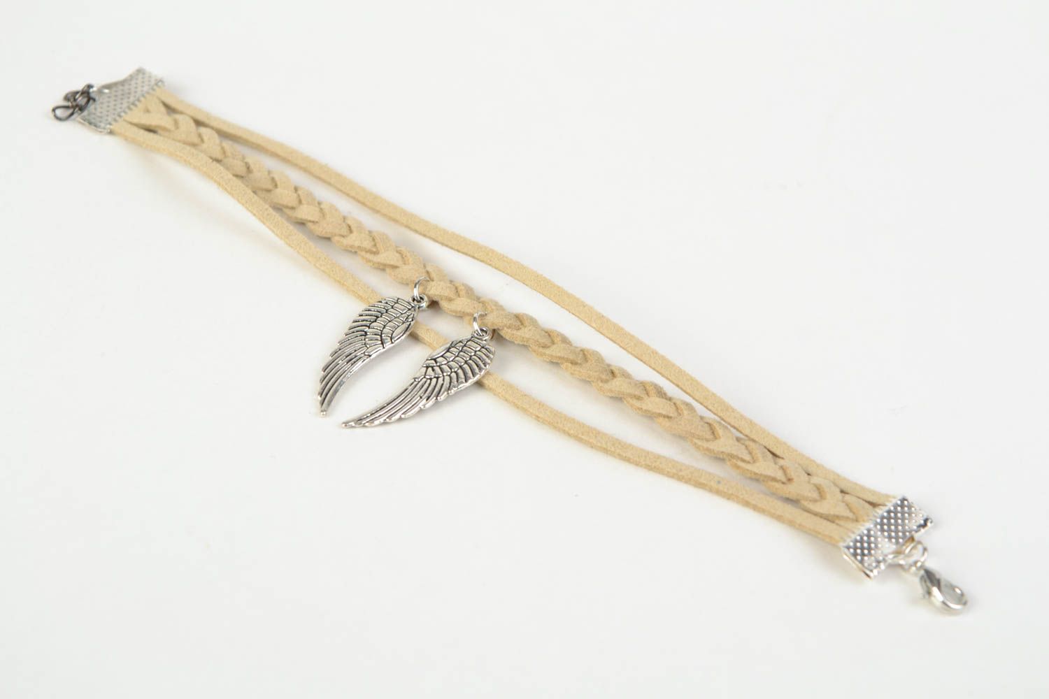Bracelet fait main beige en lacets de daim avec pendeloque en forme d'ailes photo 5
