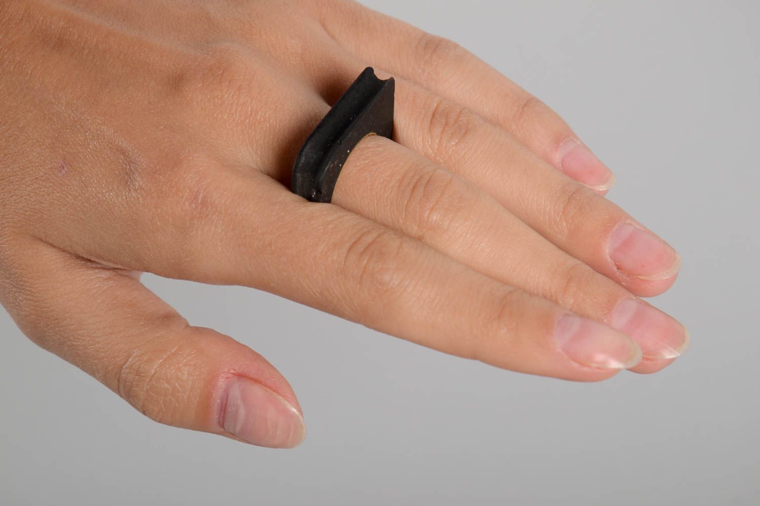Кольцо ручной работы женское кольцо массивное необычное кольцо из бетона черное фото 2
