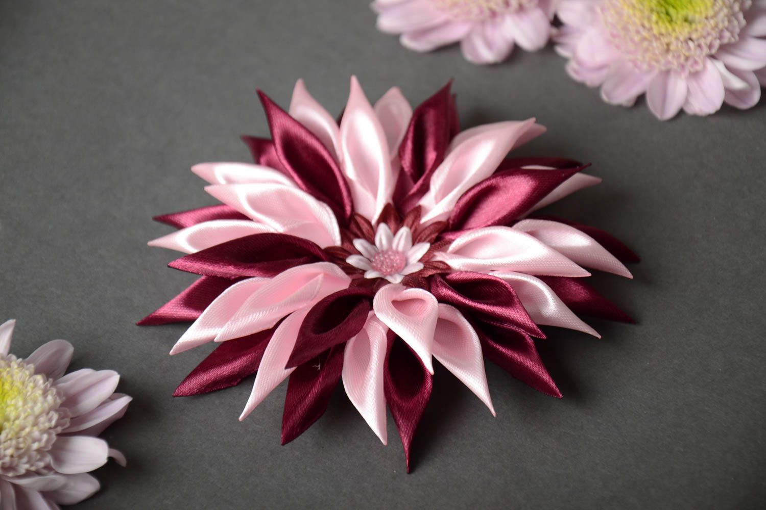 Flor de cinta de raso para decorar pinza para el pelo o broche artesanal burdeos foto 1