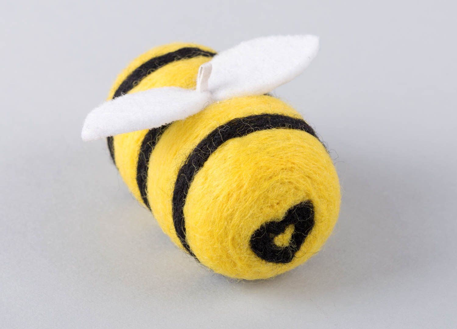 Миниатюрная игрушка ручной работы в технике валяния из шерсти мериноса Пчелка фото 3