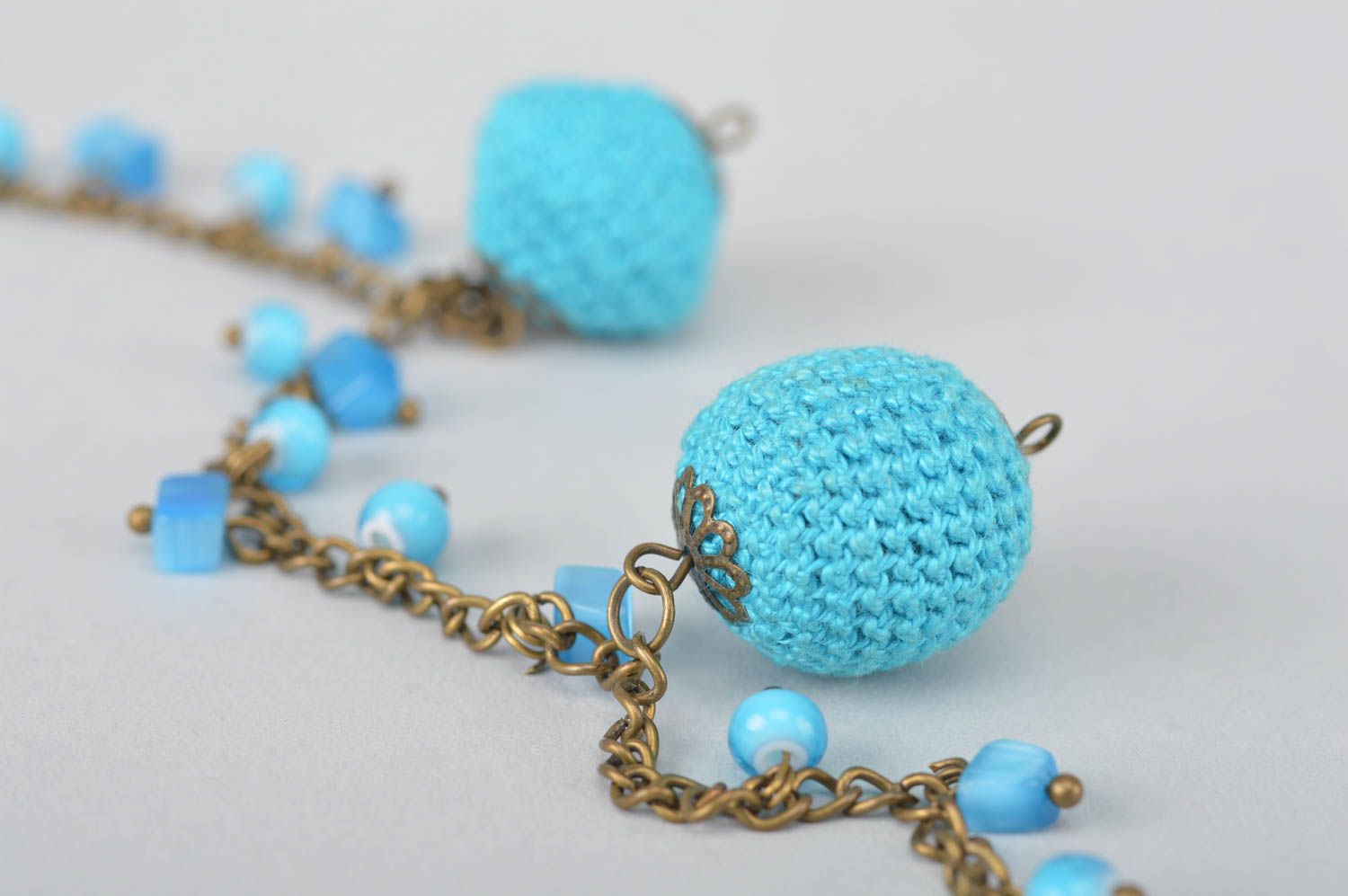 Колье ручной работы ожерелье из ниток вязаное колье для девушки голубое фото 2