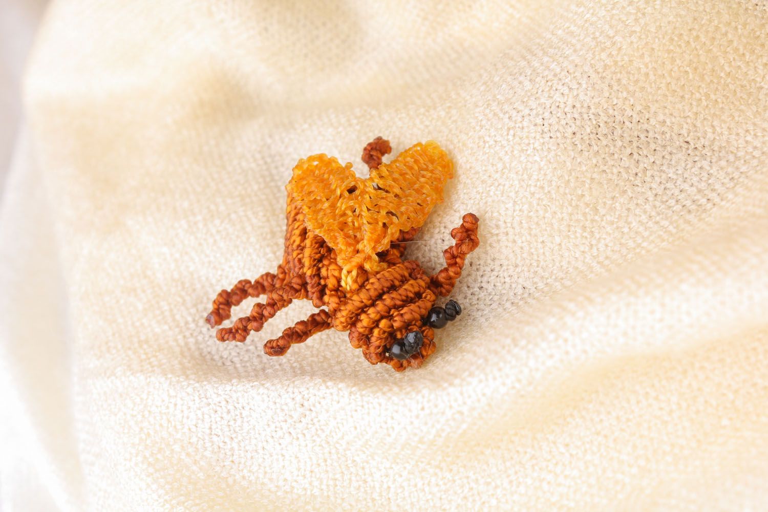 Плетеная брошь в виде насекомого фото 1
