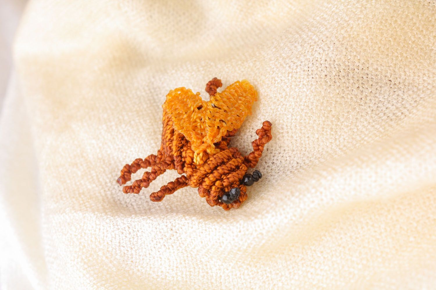 Broche artesanal em técnica macramê em forma de um bicho  foto 1