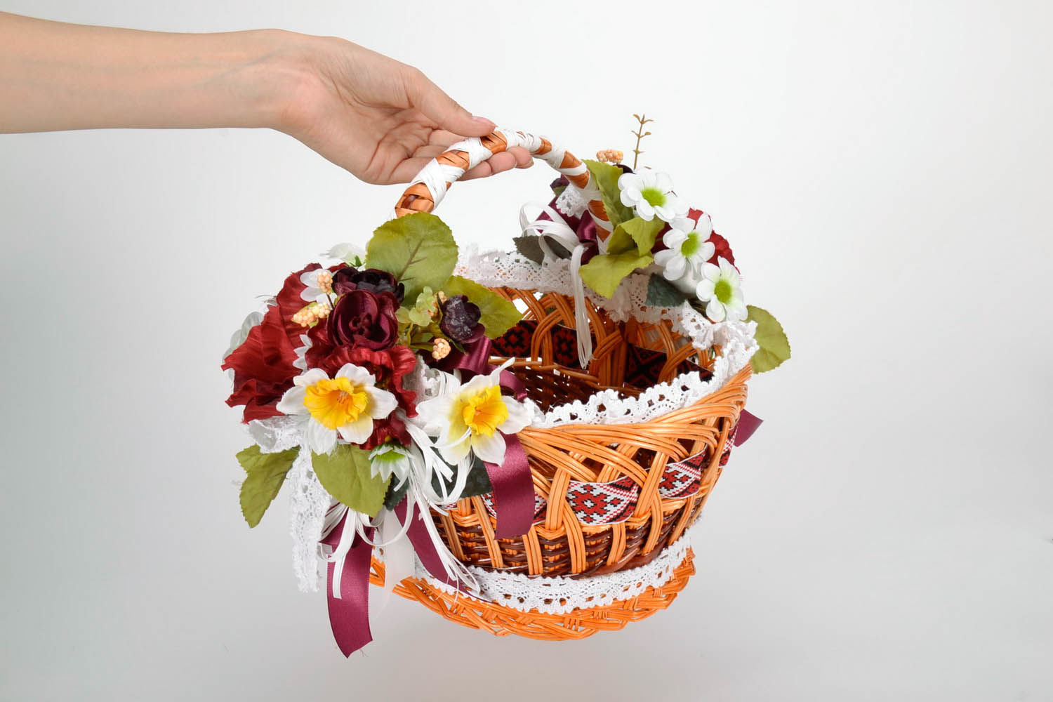 Dekorativer Korb aus Weide mit Kunstblumen foto 5