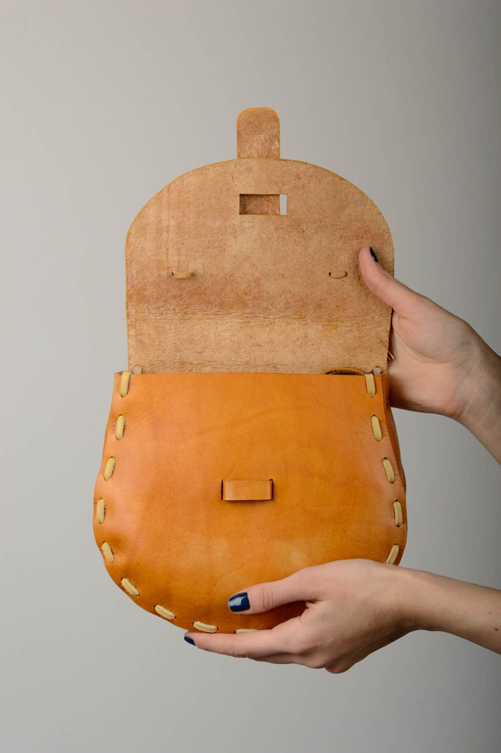 Kleine Umhängetasche handgeschaffen Leder Damentasche stilvolles Mode Accessoire foto 3