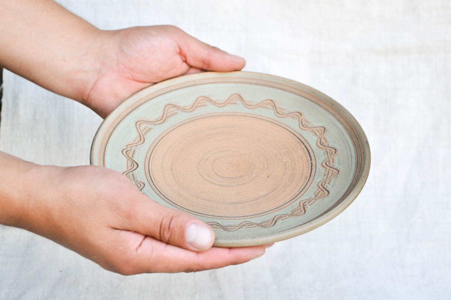 Plato pintado y hecho a mano de barro utensilio de cocina vajilla de diseño foto 2