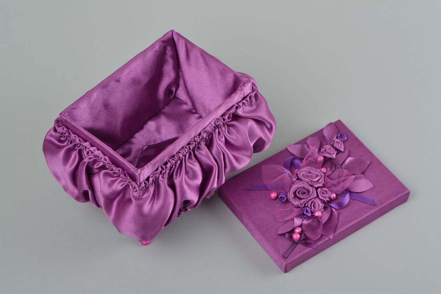 Небольшая шкатулка из атласной ткани в технике канзаши фиолетовая ручной работы фото 4