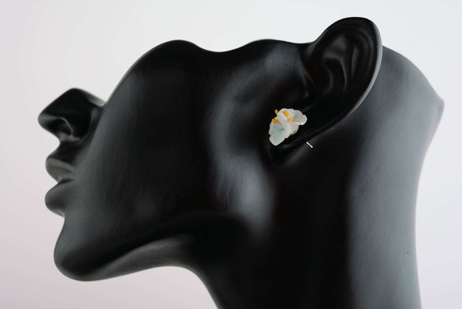 Ear cuffs artesanales de arcilla polimérica Flor de manzano foto 1