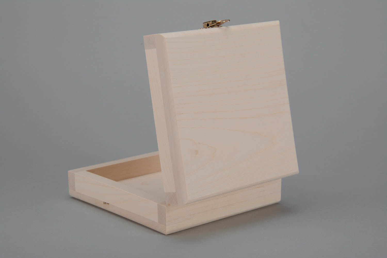 Cajita de madera en blanco foto 3
