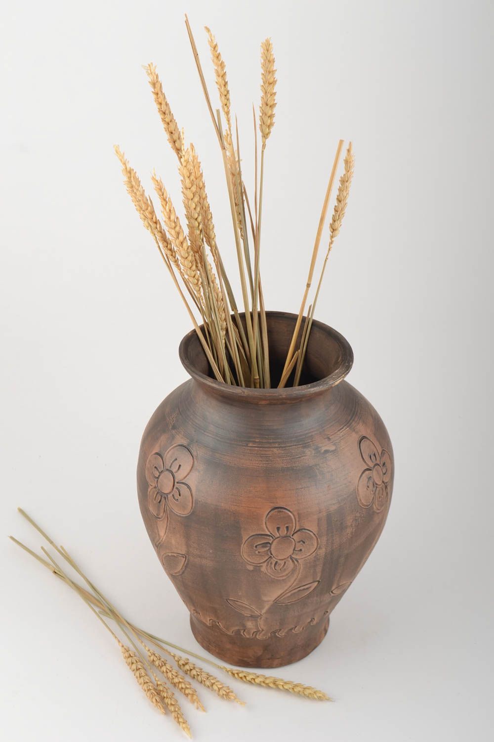 Kleine dekorative Vase aus Ton braun handmade breit mit Musterung für Dekor foto 1