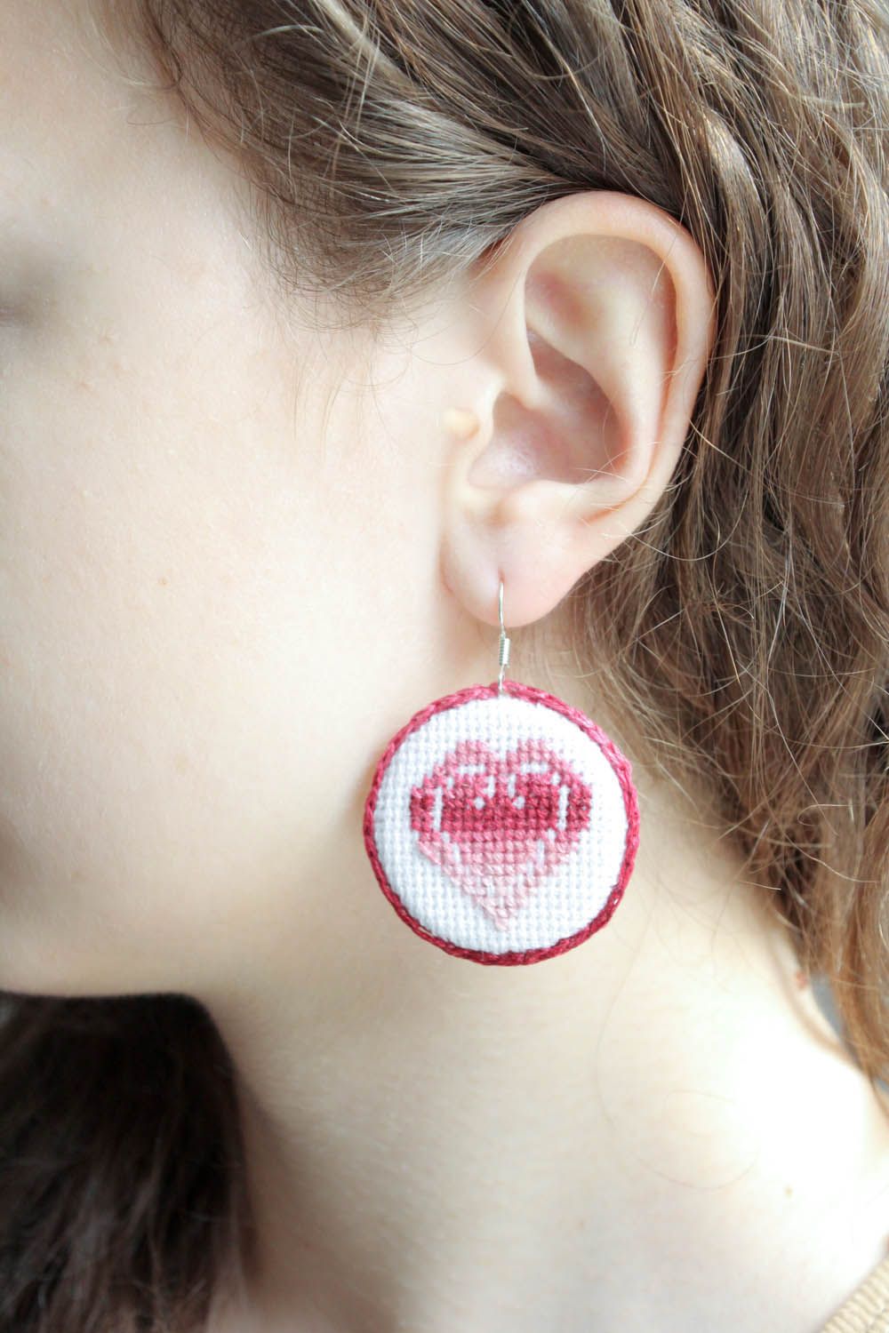 Runde rosa-weiße Ohrringe mit Stickerei foto 1