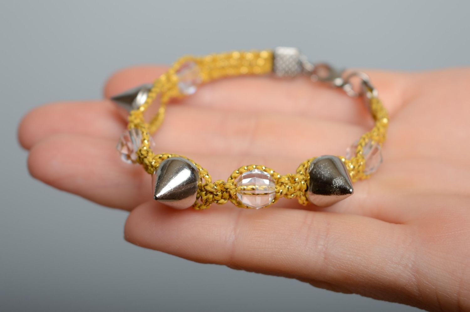 Bracelet en macramé jaune avec piques et perles fantaisie fait main pour femme photo 3