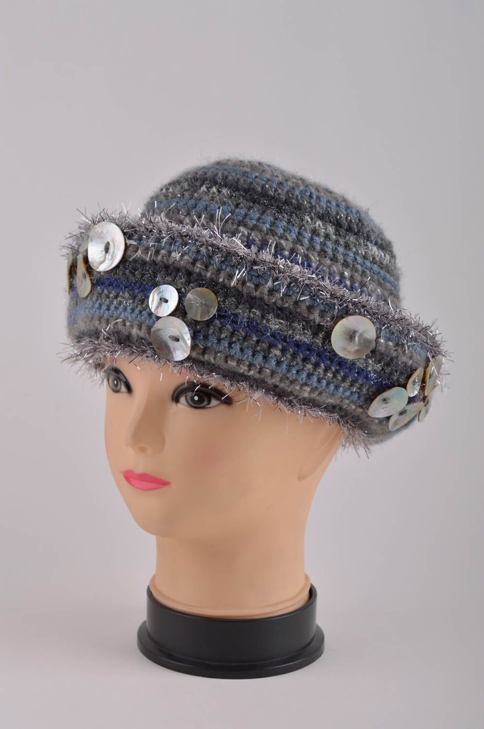 Handmade gehäkelter Hut Designer Accessoire modischer Hut aus Wolle grau   foto 2