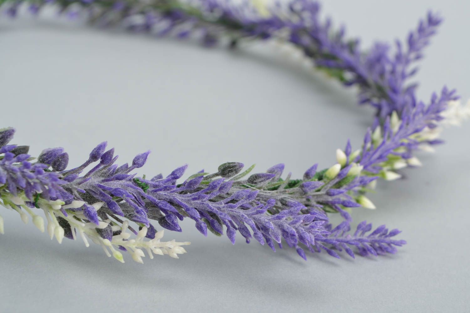 Couronne pour cheveux en fleurs artificielles avec rubans de satin Lavande photo 4