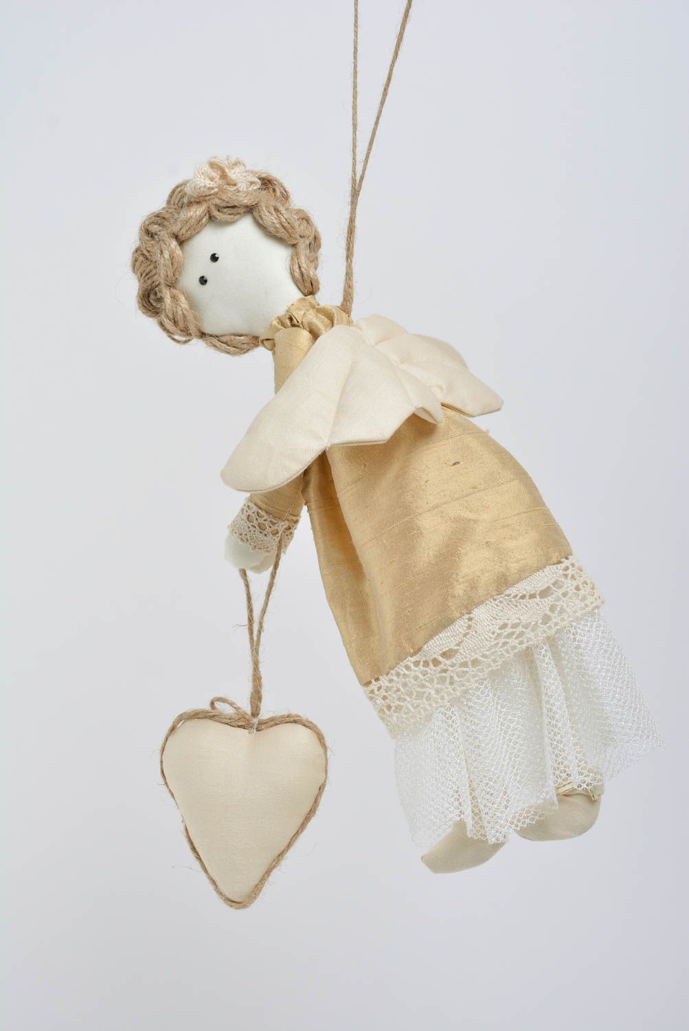 Poupée ange en tissu à suspendre faite main avec coeur décorative originale photo 1
