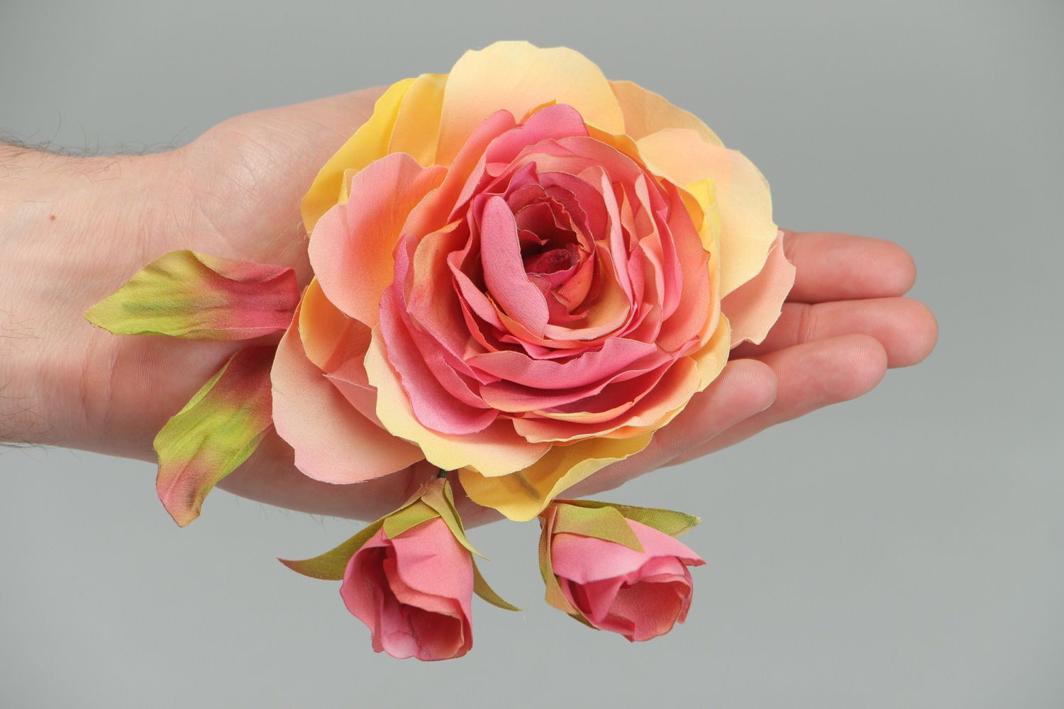 Handgemachte Brosche aus Seide Rose mit Rosenknospen für Frauenbluse foto 4