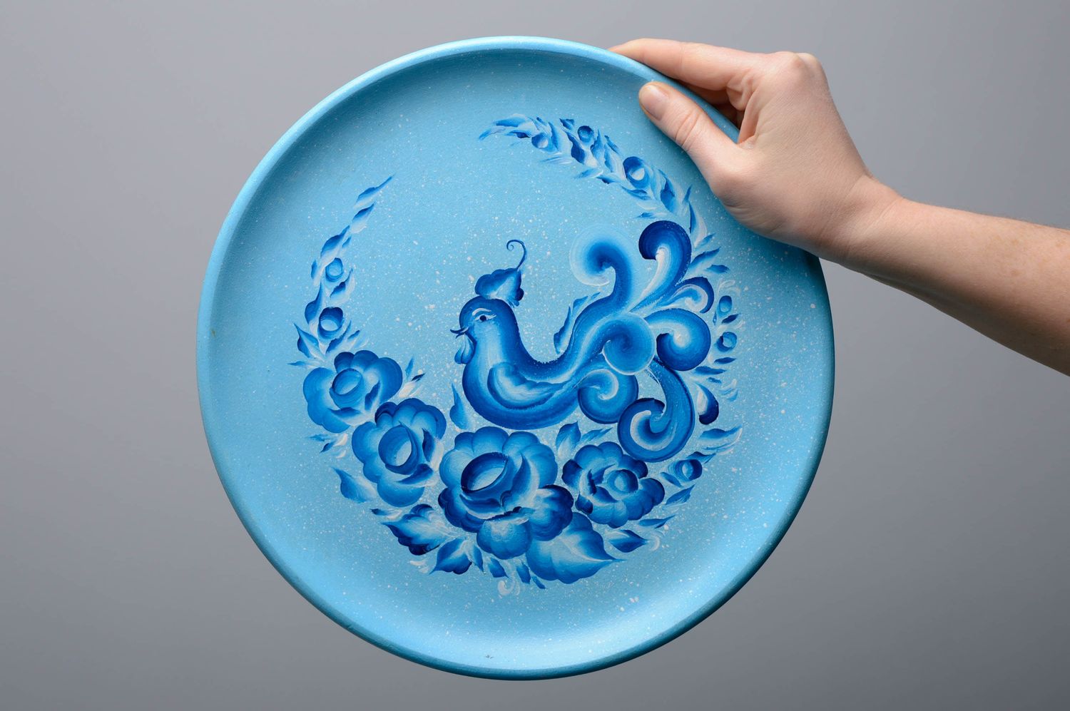 Декоративная деревянная тарелка с росписью в технике двойного мазка фото 4