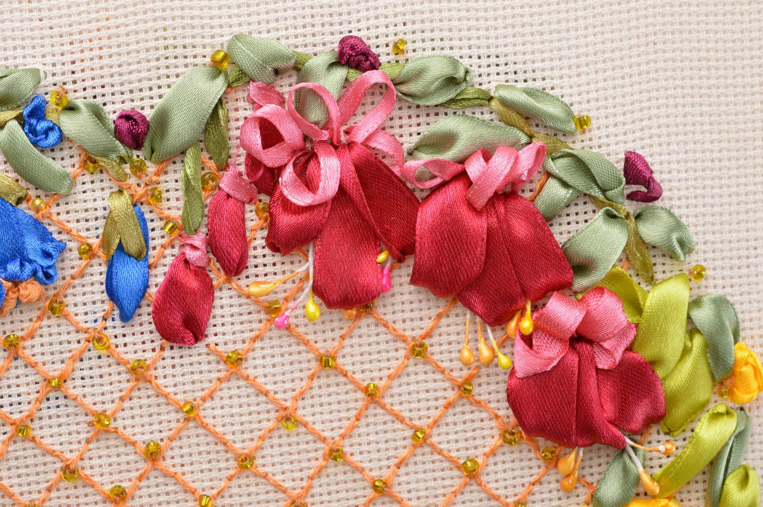 Cuadro bordado con cintas de raso artesanal enmarcado Corazón de flores foto 2