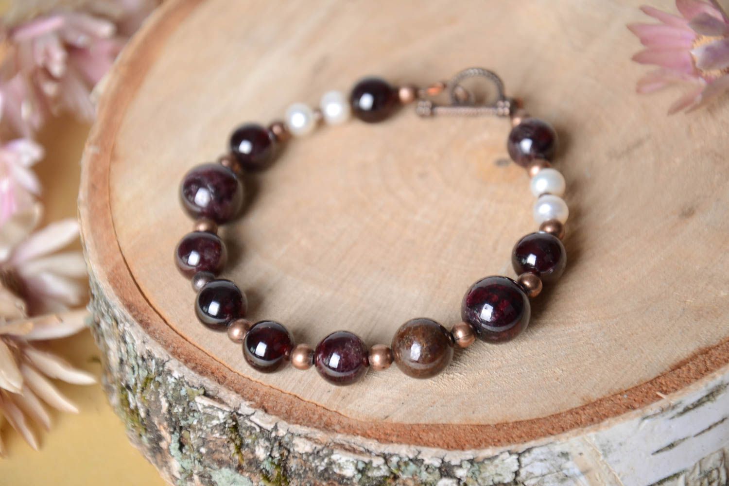 Bracelet pierres naturelles Bijou fait main en grenat et perles Accessoire femme photo 1