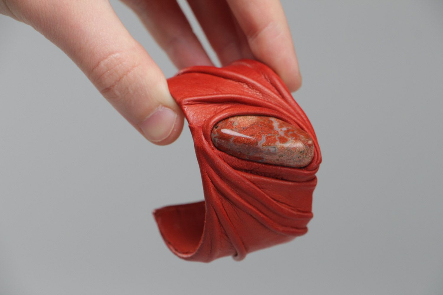 Широкий кожаный браслет с яшмой с регулируемым размером ручной работы красный фото 5