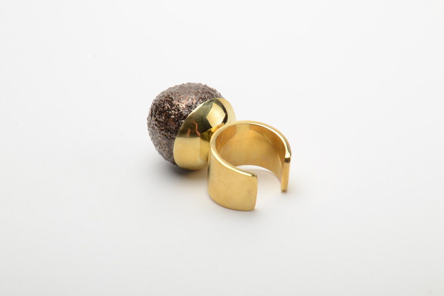 Коричневое кольцо из керамики с латунной основой ручной работы авторское женское фото 3