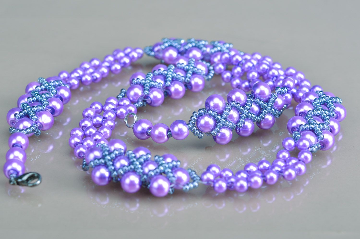 Collar de abalorios y cuentas artesanal bonito violeta de mujer vistoso  foto 3